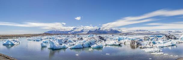 Jokulsarlon azul lagoa panorama com icebergs foto