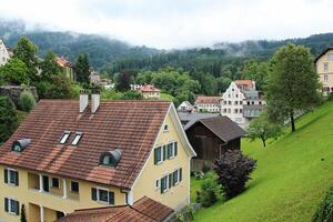 lindo Visão do a montanhas e velho Cidade do Bregenz, Áustria foto