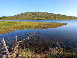 panorama cenário, lago e verde montanha dentro fundo às connemara nacional parque, galway, Irlanda, papel de parede foto