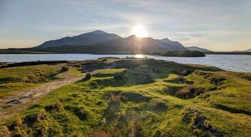 lough inagh, connemara nacional parque, município galway, Irlanda, beira do lago panorama cenário com montanhas dentro fundo, cênico natureza papel de parede foto