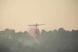 ar trator at-802 fogo brigando aeronave coloca Fora uma floresta fogo foto