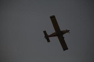 ar trator at-802 fogo brigando aeronave coloca Fora uma floresta fogo foto