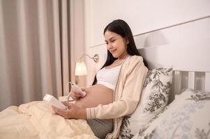 lindo grávida mulher segurando bolso fetal doppler para ouço Bêbês batimento cardiaco em barriga, fertilidade infertilidade tratamento, fertilização in vitro, futuro maternidade conceito foto