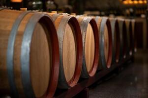 velho de madeira vinho barris empilhado dentro uma porão dentro ordem foto