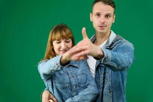 dança bachata em uma verde fundo chromakey homem e mulher dentro jeans roupas dança uma movimento latim americano dança sorrir gastar Tempo juntos entretenimento passatempo levar Cuidado do saúde estúdio exercício foto