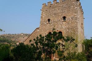 ruínas do a ótimo basílica dentro butrint nacional parque, butroto, Albânia. triconch Palácio às butrint vida e morte do a antigo romano casa histórico medieval veneziano torre cercado foto