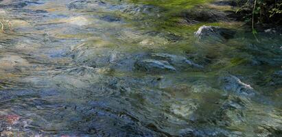 azul olho subterrâneo bistrô rio fonte. música dentro vlore condado, Albânia foto