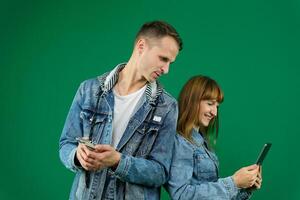 escritório aparelhos casual vestem homem mulher rindo gastar Tempo em chromakey resolução problemas tábua telefone o negócio jeans roupas Jaqueta macacão jeans onda cabeça vermelho cabelo branco pessoas europeus americanos foto