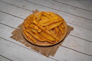 francês fritas servido dentro prato isolado em guardanapo Bangladeshi Comida lado Visão em mesa foto