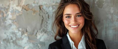 sorridente mulher com grandes cabelo dentro terno foto