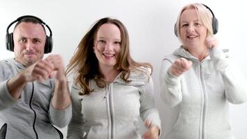 mãe Papai e filha boxe com punhos dentro quadro, Armação com fones de ouvido família dançando Diversão passatempo em branco fundo golpe fechar acima estar alegre comemoro ouço para música dança esporte lindo pessoas lazer foto