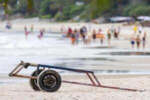 abandonado carrinho em uma lotado de praia foto