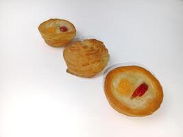 soes bolo Além disso conhecido Como choux pastelaria e mini fruta azedo pastelaria. fruta soes bolo e tradicional soes bolo topo Visão fotografia foto