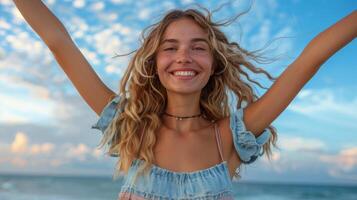 mulher em pé em de praia com braços elevado foto