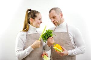 bandeira para mercearia loja publicidade legumes frutas dois pessoas dentro aventais sorridente comprou ótimo produtos alegria conforto pai e filha marido e esposa chefs restaurante vegetariano Comida dieta foto