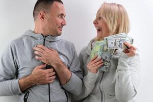 moda lindo casal dentro amor segurando dinheiro foto
