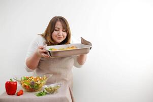 adulto cheio de curvas mulher segurando cozimento Folha com Comida cozinhou jantar pimentas e azeitonas caseiro Comida restaurante servindo em branco fundo espaço para texto cozinhando mostrar quadra delicioso saudável Comida jantar foto