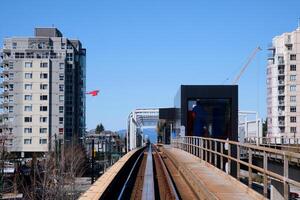 Vancouver skytrain Novo Canadá linha para Surrey casa trilhos trem céu trem estrada viagem tráfego grande cidade vida conveniência conforto azul céu agradável clima vários profissional qualidade e foto estações