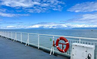 a área coberta do a navio é visível só a branco ponte e a vermelho resgate círculo Como bem Como a céu a pacífico oceano sem descanso água em a mar calma relaxar viagem viagem agência este vai sempre Salve  foto