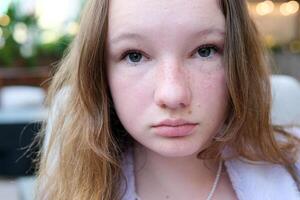 retrato do uma adolescente menina olhando triste e perturbado foto