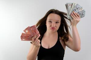 Adolescência menina com raiva acenando 100 dólar contas às a Câmera surpreso faz rostos abre dela boca atitude para dinheiro incompreensível situação dourado juventude canadense dólares foto