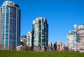 cereja flores dentro cheio flor dentro a cidade florescendo sakura cereja Flor ramo com arranha-céu construção dentro fundo dentro primavera, Vancouver, aC, Canadá. david eu sou parque foto