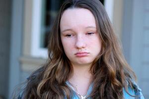 triste face do uma lindo menina chorando debaixo inchado olhos luz alergia sardas em a rua fechar face chateado Adolescência menina jovem mulher primeiro amor problemas adolescência problemas psicológico crianças foto