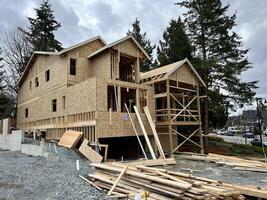 lindo Novo casa dentro cidade do Surrey perto Vancouver Canadá privado setor não pessoas nuvens cenário gostar a partir de visualização revista desejo para ter tal mansão rua árvores construído duas histórias chalé foto