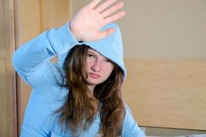 proibido Proibido sério caucasiano jovem mulher menina mostrando com Palma mão Pare placa gesto isolado dentro cinzento fundo. não passar foto