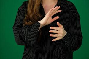 lindo mulher fazendo diferente expressões dentro diferente conjuntos do roupas expressão do emoções com mãos irreconhecível pessoas mãos Palmeiras dedos fechar-se em uma verde fundo chromakey sentimentos foto