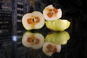 podre mimado frutas lindo em topo podre dentro uvas e maçãs lançar dentro a Lixo velho mau não comestível mimado fechar-se mulher mãos corte examinar e jogando Comida para dentro uma balde foto