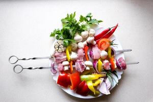 bruto Kebab espetos em uma cortar borda com legumes e especiarias em de madeira rústico cru espetos do eu no. churrasco carne com legumes e especiarias em uma pedra fundo. livre espaço para seu texto. foto