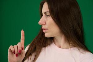 lindo mulher mostrando expressões. diferente emoções do uma jovem menina em uma verde fundo chromakey lindo facial características real pessoas Rosa camiseta branco esfolado. europeu foto