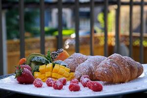 manhã café da manhã com croissant e laranja suco dentro vidro, amarelo rosas em vintage prata bandeja. foto