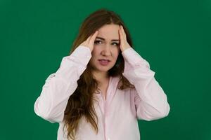 Exausta cansado bonita mulher leva fora copos, sente olhos Difícil dor, ser excesso de trabalho esgotamento a partir de grandes horas trabalhando, dor de cabeça. infeliz triste jovem adulto menina isolado em verde croma chave fundo foto