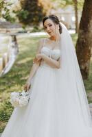uma mulher dentro uma branco Casamento vestir é segurando uma ramalhete do flores foto