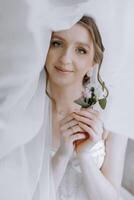 uma mulher é segurando uma flor dentro dela mão e é vestindo uma branco vestir foto