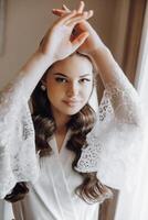 uma mulher com grandes cabelo é vestindo uma branco roupão e é posando para uma cenário foto