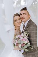 uma noiva e noivo estão posando para uma cenário com uma branco Folha atrás eles foto