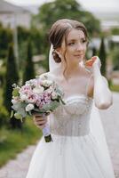 uma mulher vestindo uma branco vestir e segurando uma ramalhete do flores foto