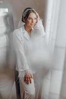 uma mulher dentro uma branco vestir é em pé dentro frente do uma espelho foto