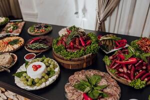 uma mesa é coberto com uma variedade do comida, Incluindo carnes, legumes foto