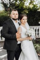 uma homem e uma mulher estão posando para uma cenário dentro frente do uma construção foto