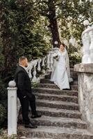 uma noiva e noivo estão em pé em uma conjunto do escadas foto