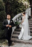 uma homem e uma mulher estão posando para uma cenário em uma Escadaria foto