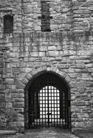 medieval pedra portão com porta levadiça dentro Tynemouth convento e castelo foto