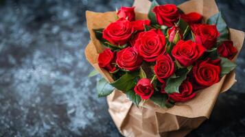 Castanho papel saco preenchidas com vermelho rosas foto