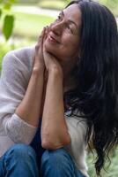 capturado dentro uma momento do reflexão, isto imagem do uma sorridente mulher poderia representar temas gostar mental bem-estar, a alegria do solidão, e a beleza do envelhecimento com graça. foto