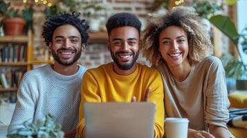 grupo do pessoas sentado às mesa com computador portátil foto