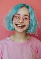 mulher com azul cabelo vestindo Rosa oculos de sol foto